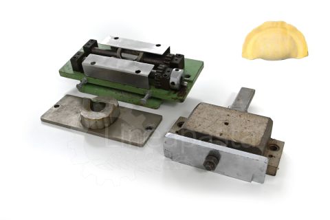 Macchina formatrice per cappelletti e ravioli Dominioni D140 con tre stampi Stampo ravioli a mezzaluna 54x30 mm