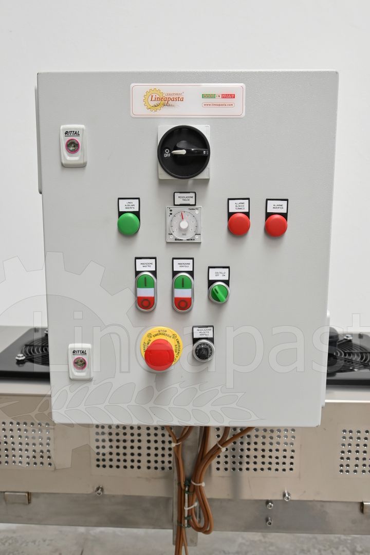 Conveyor belt for long pasta with guillotine cut