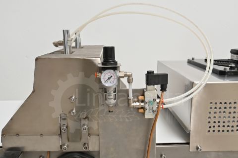 Conveyor belt for long pasta with guillotine cut