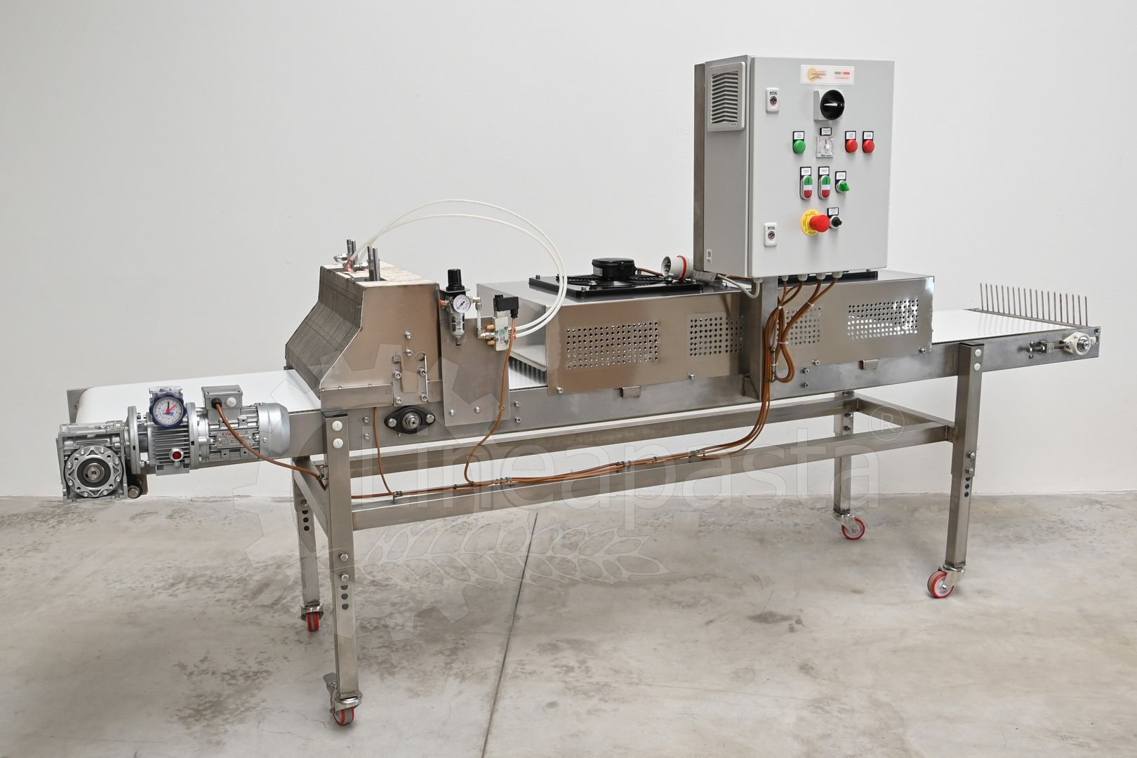 Conveyor belt for long pasta with guillotine cut