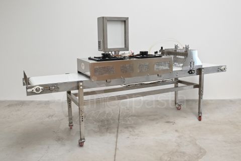 Conveyor belt for long pasta with guillotine cut