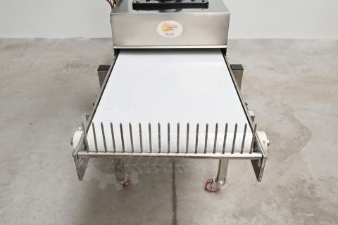 Conveyor belt for long pasta with guillotine cut