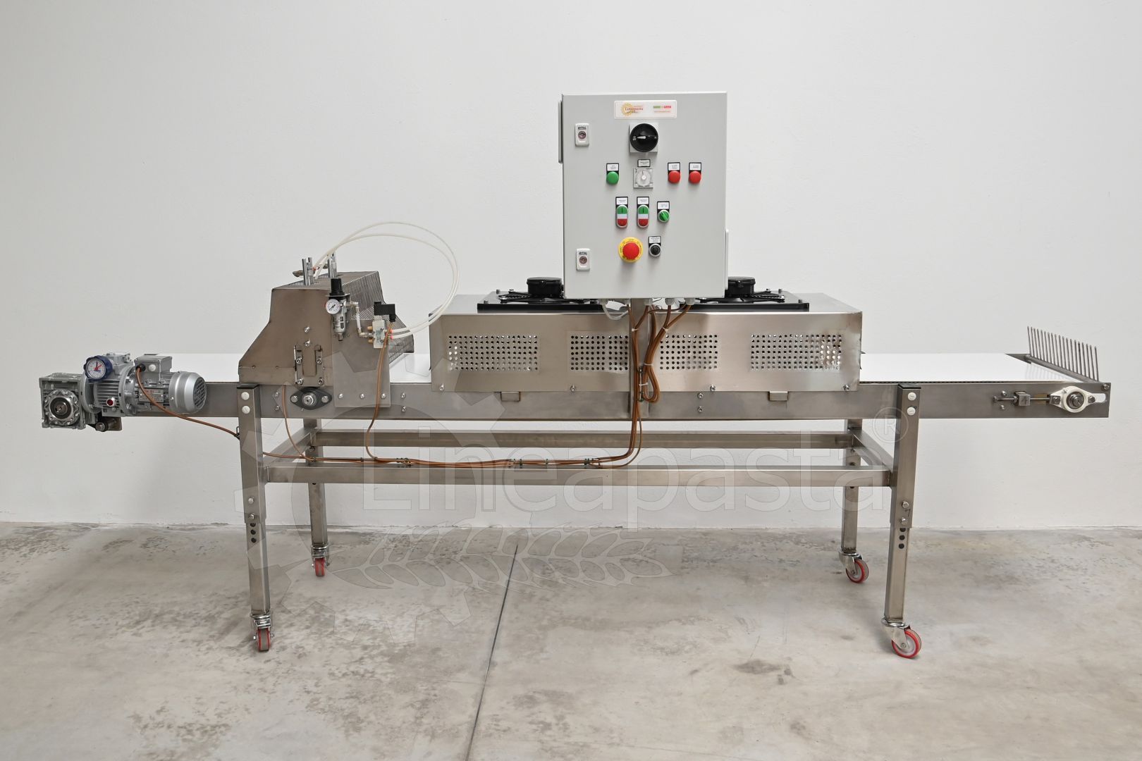 Conveyor belt for long pasta with guillotine cut