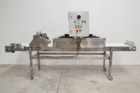 Conveyor belt for long pasta with guillotine cut