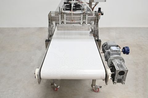 Conveyor belt for long pasta with guillotine cut