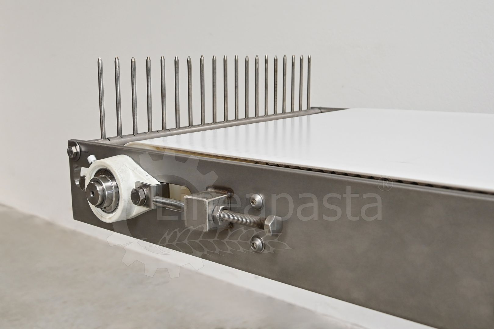 Conveyor belt for long pasta with guillotine cut