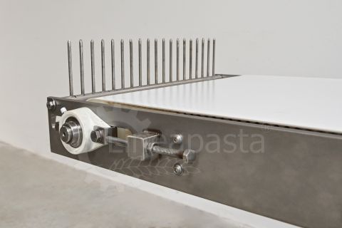 Conveyor belt for long pasta with guillotine cut