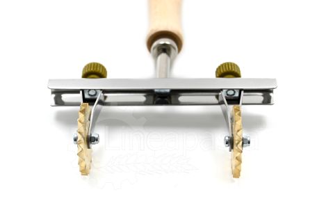 Adjustable pasta cutter with two 38 mm toothed blades