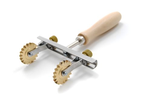 Adjustable pasta cutter with two 38 mm toothed blades